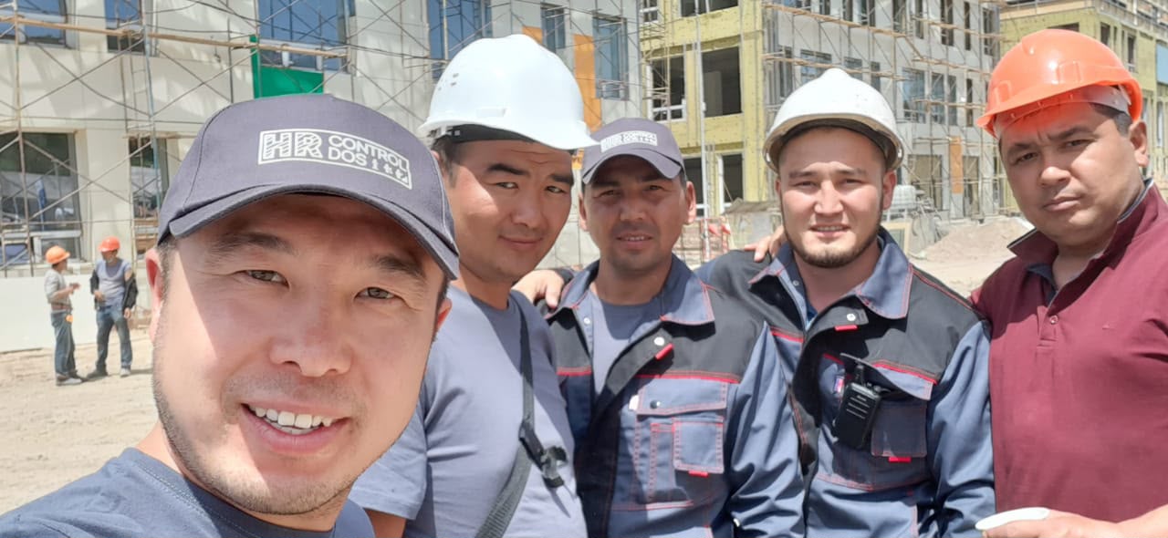 Команда специалистов на строительной площадке школы High Tech Academy