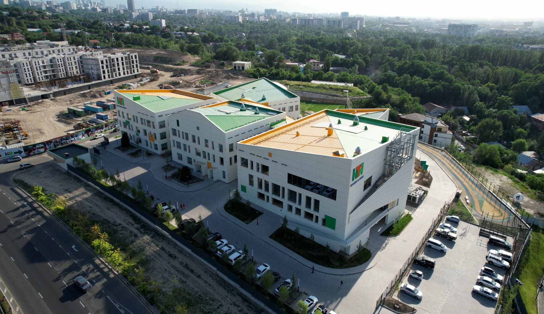 Общий вид готового комплекса школы High Tech Academy с высоты